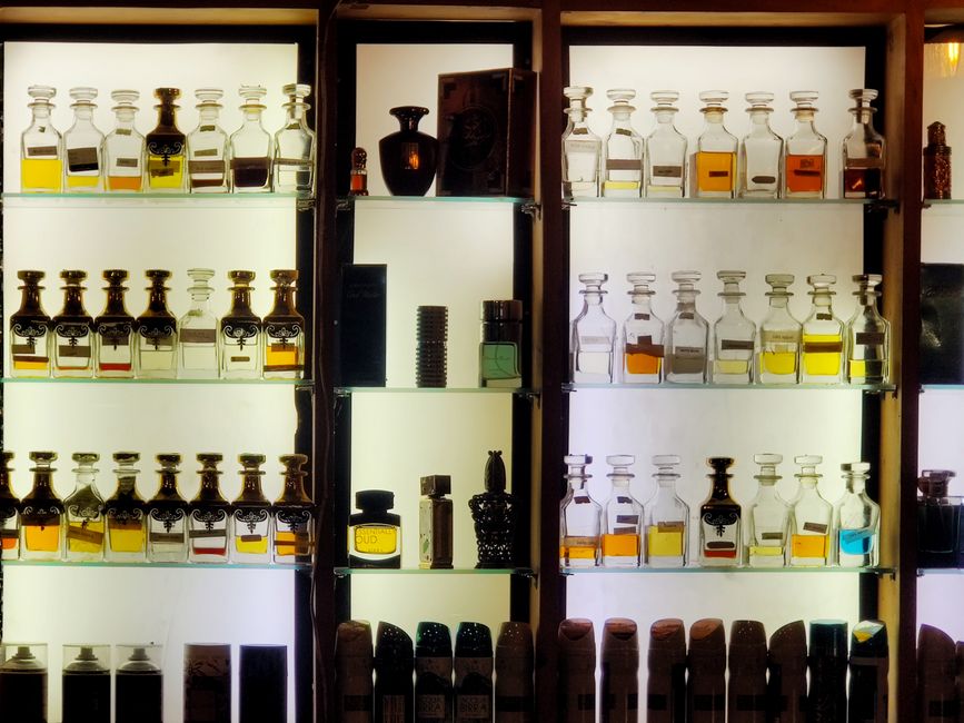 Étagères de parfums dans une boutique